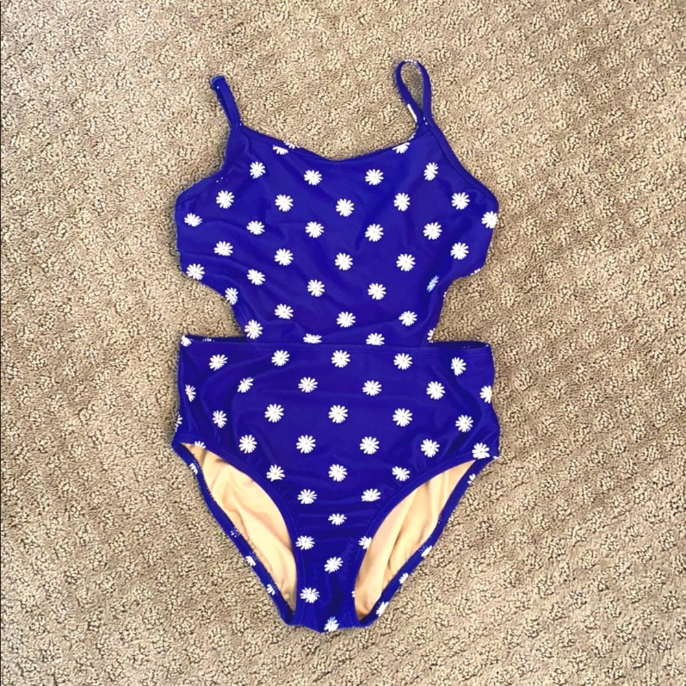 Side-cutout one piece swimsuit for girls.